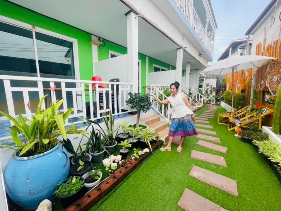 Baan Tipsukon Bed & Breakfast Ко Ларн Екстериор снимка